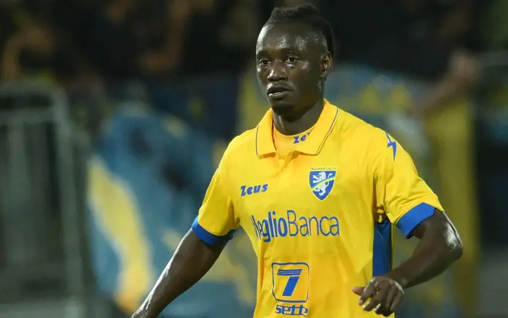 Frosinone et Roma en Deuil : La Blessure de Darboe Met en Danger la Saison
